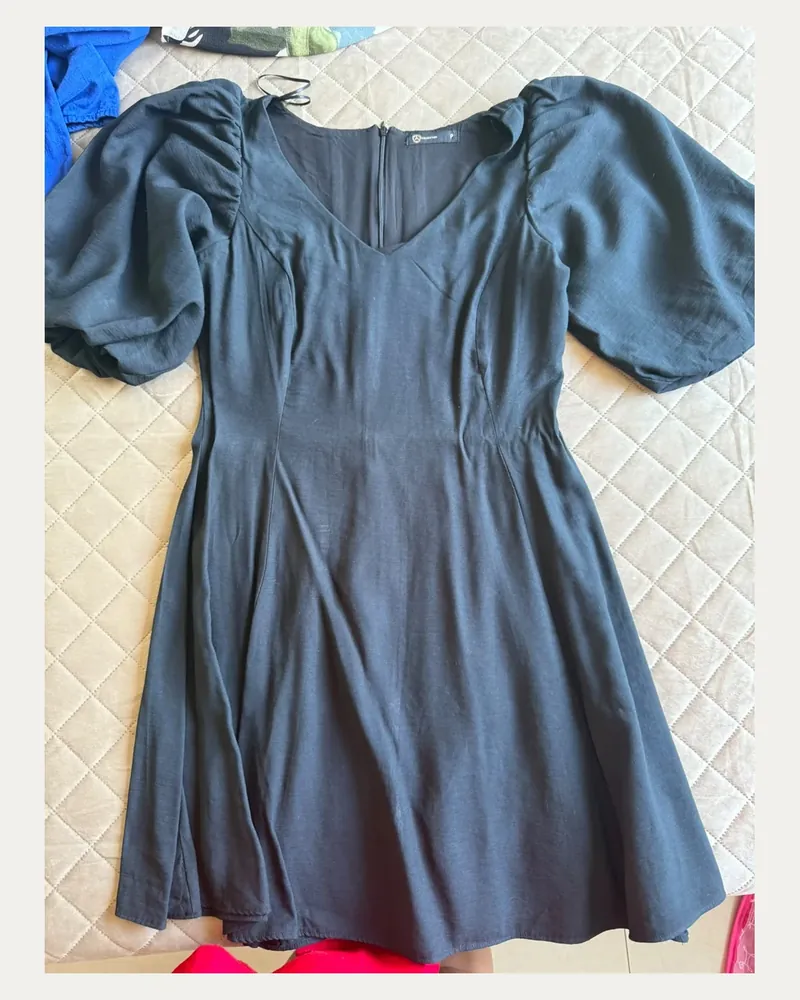 Vestido feminino preto com mangas bufantes