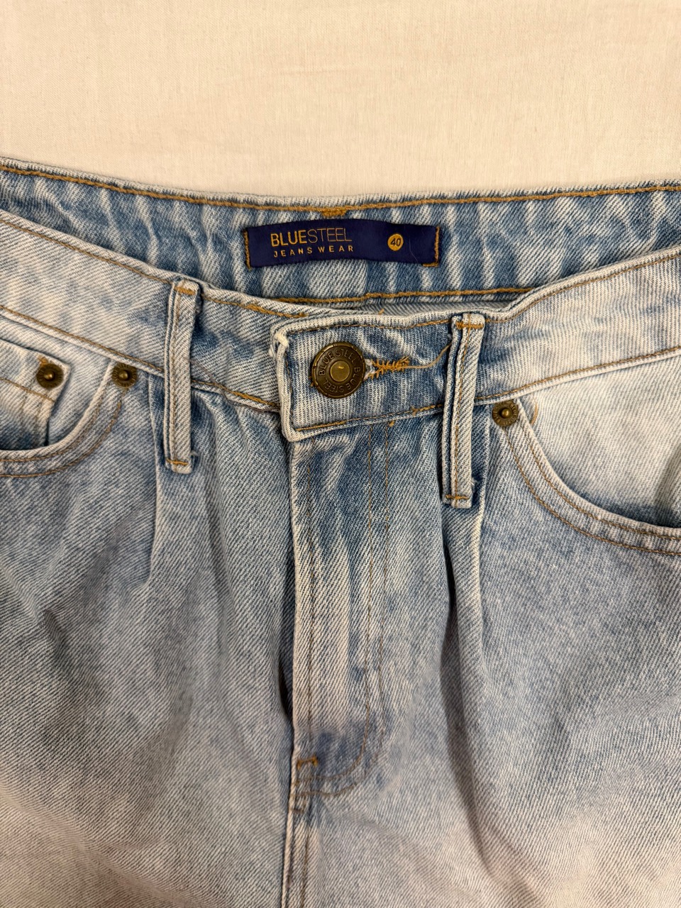 Short jeans azul-claro com detalhe de abacaxi — foto 2