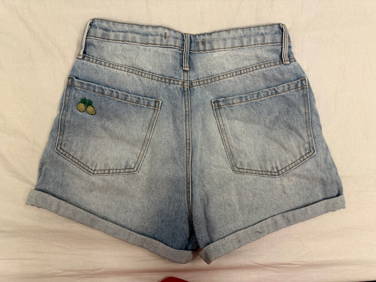 Short jeans azul-claro com detalhe de abacaxi — foto 3