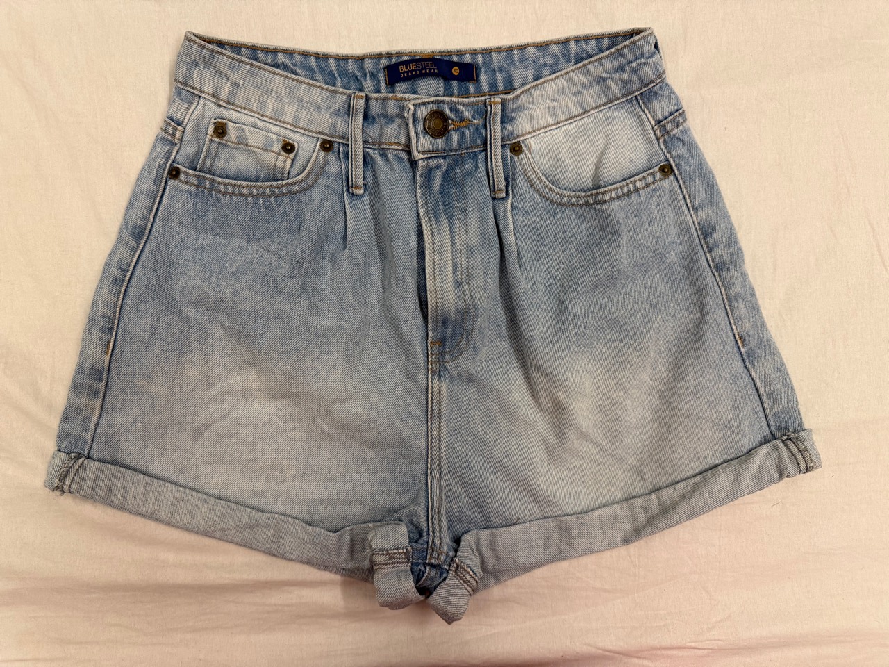 Short jeans azul-claro com detalhe de abacaxi — foto 1